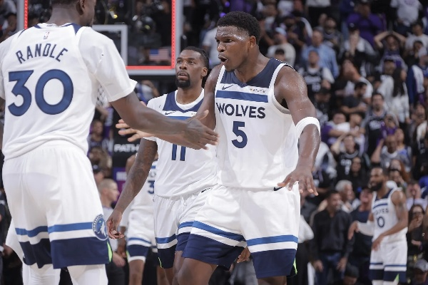 [NBA]斯玛特断球送长传 詹姆斯上反篮得分